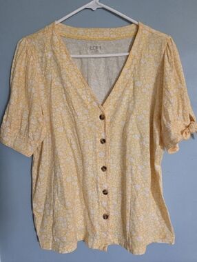 LOFT Yellow Floral V-Neck Button Front Top Lightweight Tshirt Type Material Sz L
